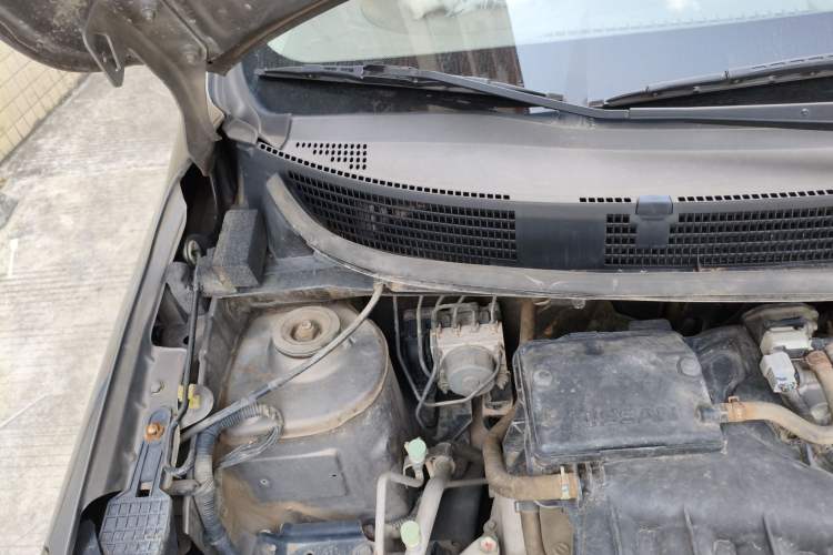 Used Nissan Sunny 2014 1.5XE Manual Elite Edition Engine Bay Right