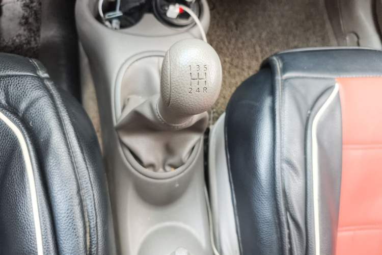 Used Nissan Sunny 2014 1.5XE Manual Comfort Edition Gear Lever