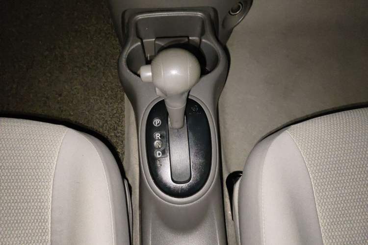 Used Nissan Sunny 2014 1.5XE CVT Comfort Edition Gear Lever