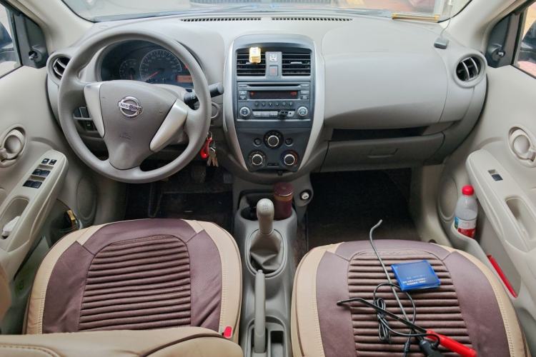 Used Nissan Sunny 2014 1.5XE Manual Comfort Edition Center Console