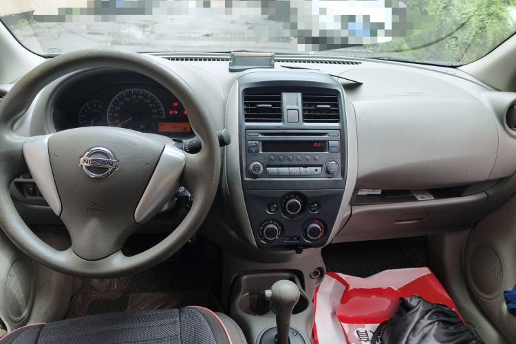 Used Nissan Sunny 2014 1.5XE CVT Elite Edition Center Console