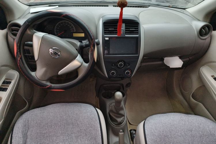 Used Nissan Sunny 2014 1.5XE Manual Elite Edition Center Console