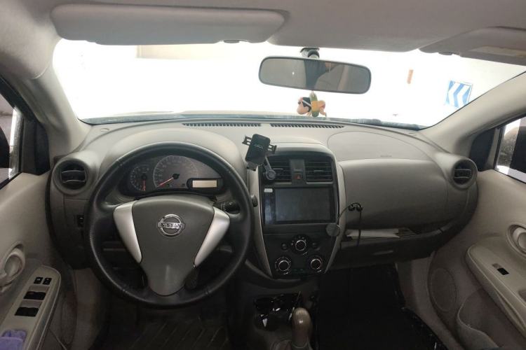 Used Nissan Sunny 2014 1.5XE Manual Elite Edition Center Console