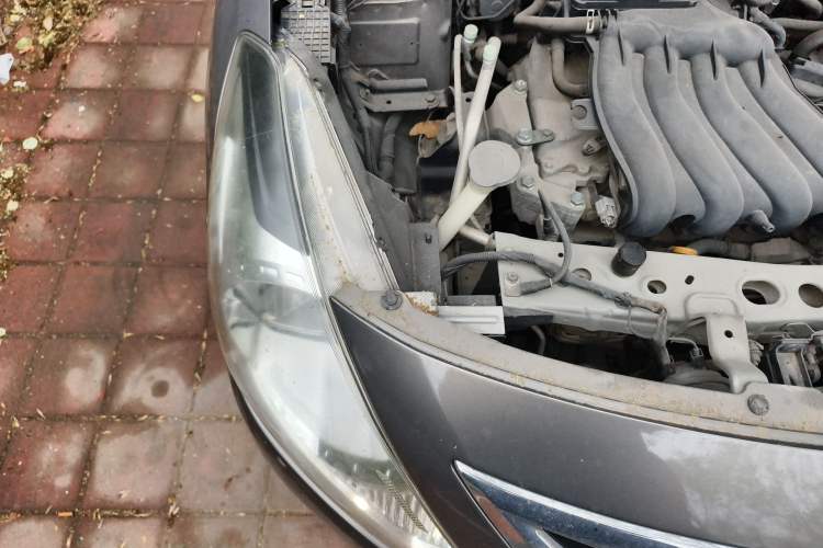 Used Nissan Sunny 2014 1.5XE Manual Elite Edition Engine Bay Right