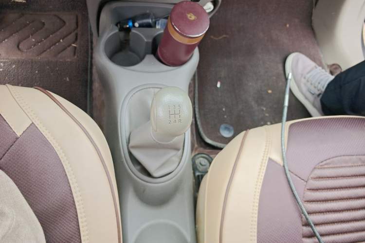 Used Nissan Sunny 2014 1.5XE Manual Comfort Edition Gear Lever