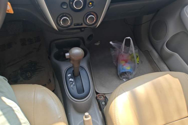 Used Nissan Sunny 2014 1.5XE CVT Elite Edition Gear Lever