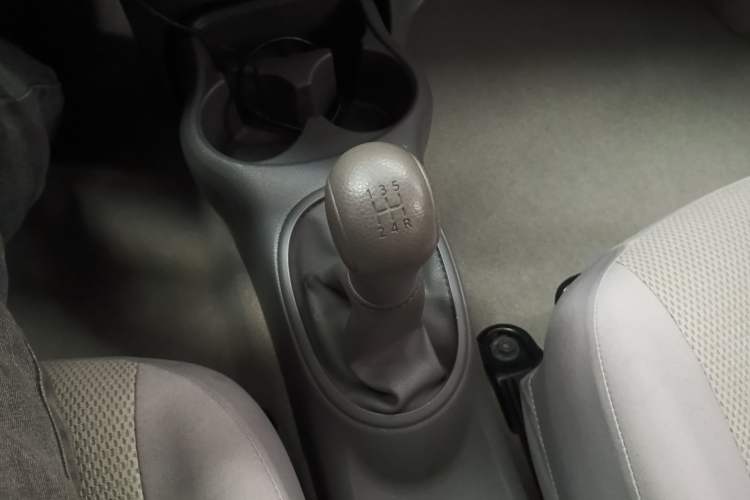 Used Nissan Sunny 2014 1.5XE Manual Comfort Edition Gear Lever