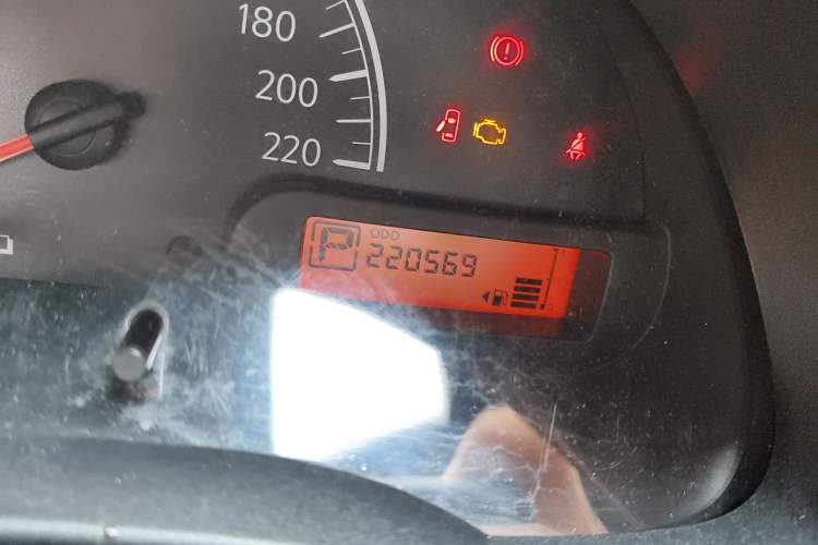 Used Nissan Sunny 2014 1.5XE CVT Elite Edition Odometer Close Up
