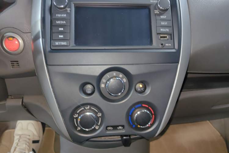 Used Nissan Sunny 2014 1.5XV CVT Prestige Edition Audio And AC Panel