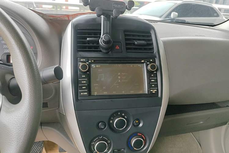 Used Nissan Sunny 2014 1.5XE CVT Comfort Edition Audio And AC Panel
