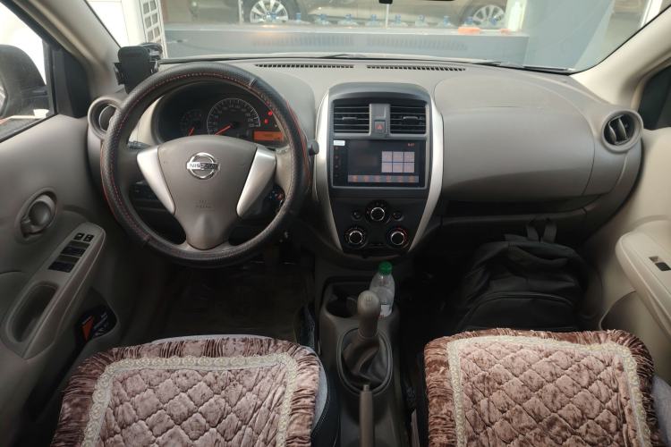 Used Nissan Sunny 2014 1.5XE Manual Elite Edition Center Console