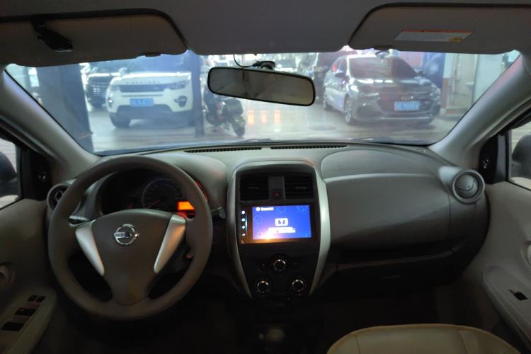 Used Nissan Sunny 2014 1.5XE CVT Elite Edition Center Console