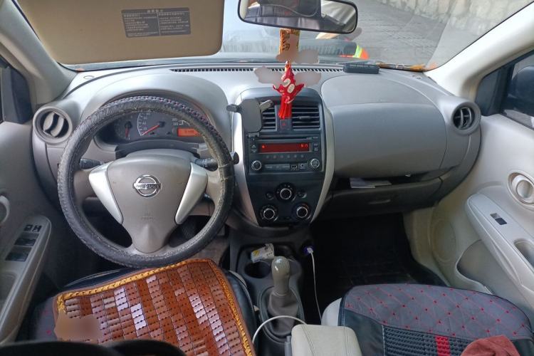 Used Nissan Sunny 2014 1.5XE Manual Elite Edition Center Console