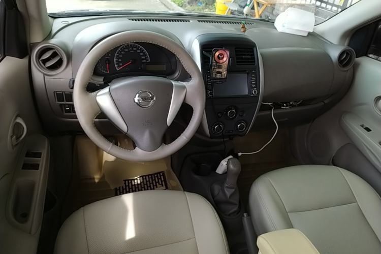 Used Nissan Sunny 2014 1.5XE Manual Elite Edition Center Console