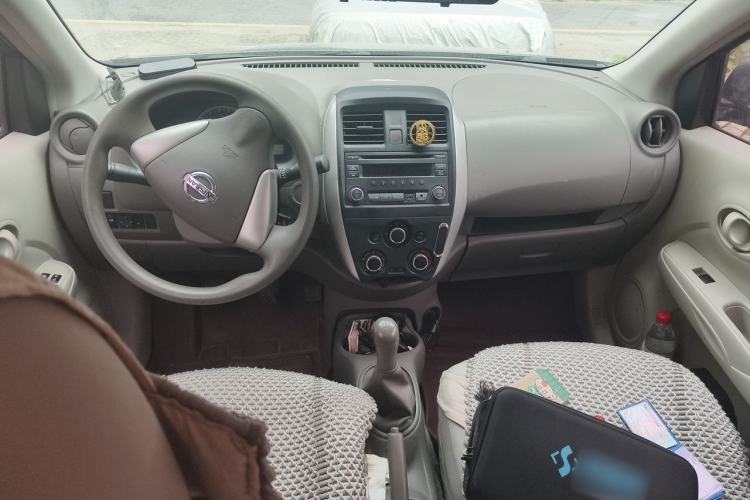 Used Nissan Sunny 2014 1.5XE Manual Elite Edition Center Console