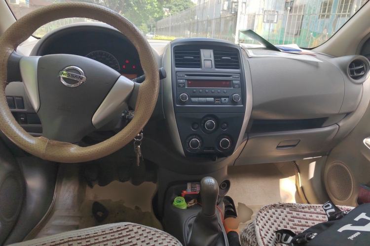 Used Nissan Sunny 2014 1.5XE Manual Comfort Edition Center Console