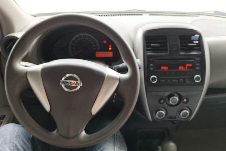 Used Nissan Sunny 2014 1.5XE CVT Elite Edition Center Console