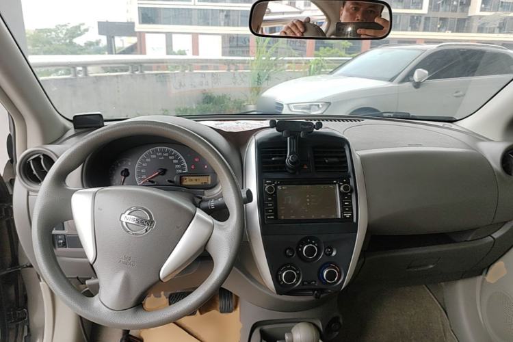 Used Nissan Sunny 2014 1.5XE CVT Comfort Edition Center Console