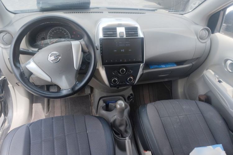 Used Nissan Sunny 2014 1.5XE Manual Elite Edition Center Console