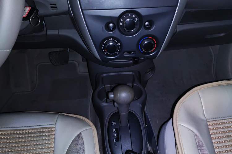 Used Nissan Sunny 2014 1.5XE CVT Elite Edition Gear Lever