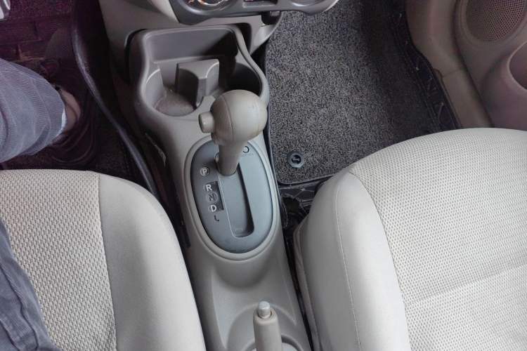 Used Nissan Sunny 2014 1.5XE CVT Elite Edition Gear Lever