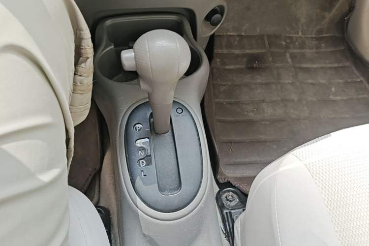 Used Nissan Sunny 2014 1.5XE CVT Comfort Edition Gear Lever