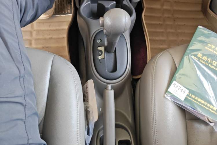 Used Nissan Sunny 2014 1.5XE CVT Elite Edition Gear Lever