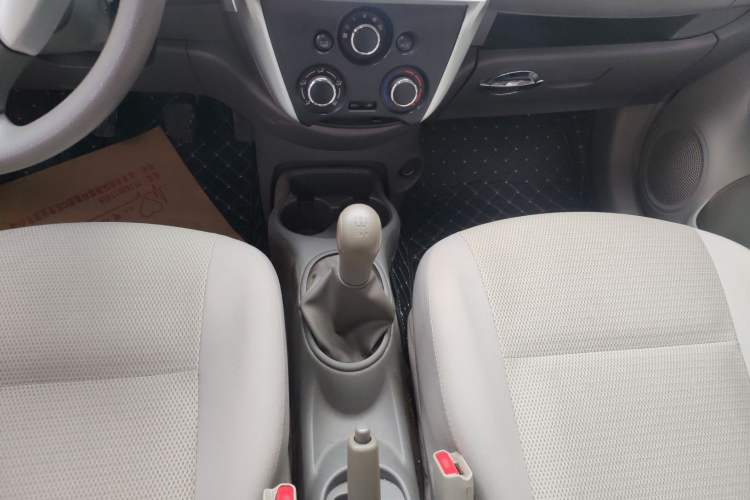 Used Nissan Sunny 2014 1.5XE Manual Comfort Edition Gear Lever