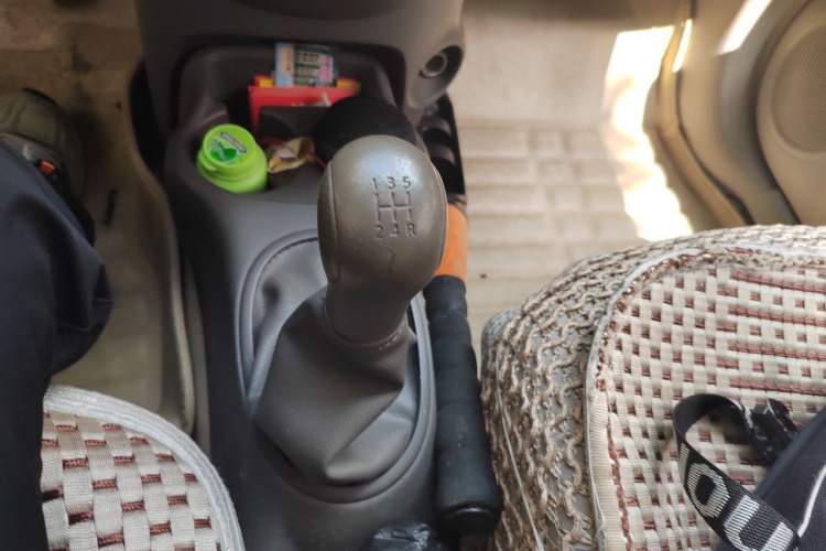 Used Nissan Sunny 2014 1.5XE Manual Comfort Edition Gear Lever