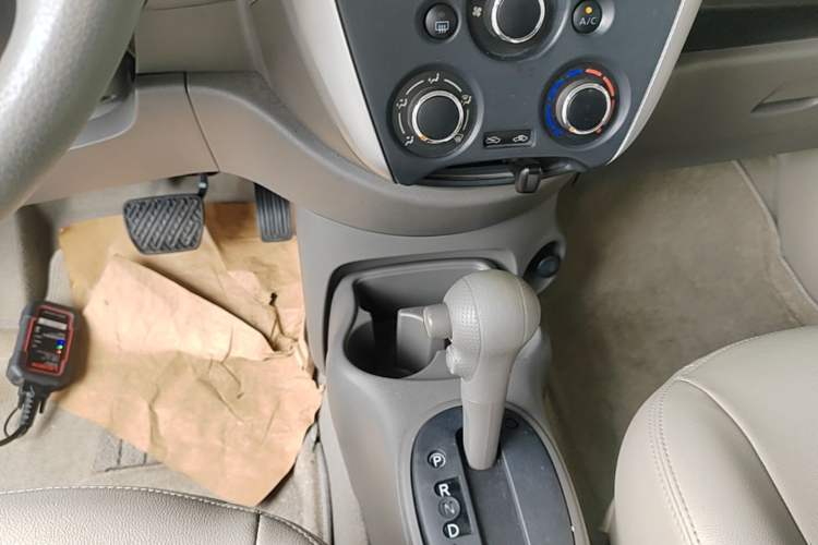 Used Nissan Sunny 2014 1.5XE CVT Comfort Edition Gear Lever