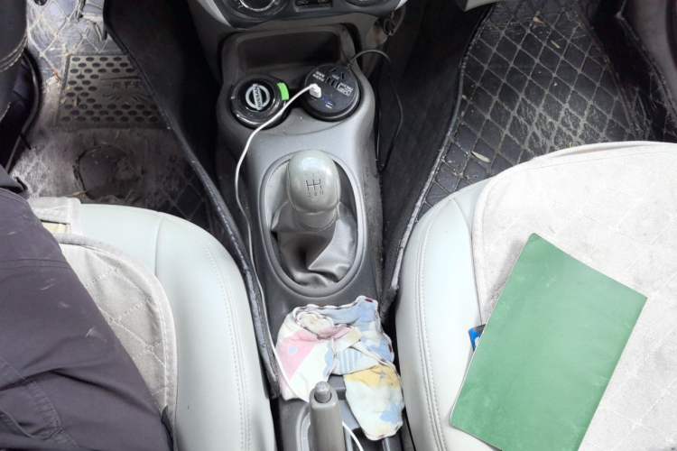 Used Nissan Sunny 2014 1.5XE Manual Comfort Edition Gear Lever