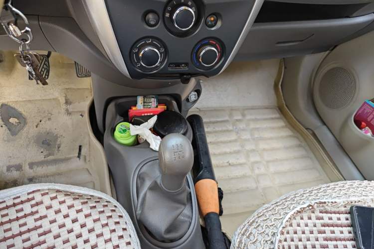 Used Nissan Sunny 2014 1.5XE Manual Comfort Edition Gear Lever