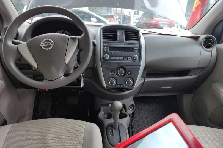 Used Nissan Sunny 2014 1.5XE CVT Elite Edition Interior 2