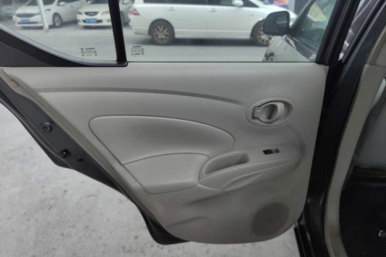 Used Nissan Sunny 2014 1.5XE CVT Elite Edition Interior 8