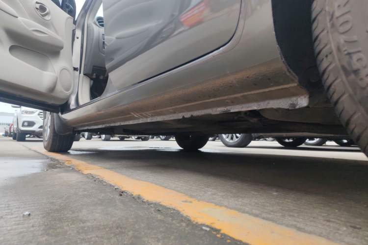 Used Nissan Sunny 2014 1.5XE Manual Comfort Edition Left Side Sill