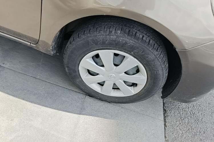 Used Nissan Sunny 2014 1.5XE CVT Comfort Edition Right Front Wheel Hub