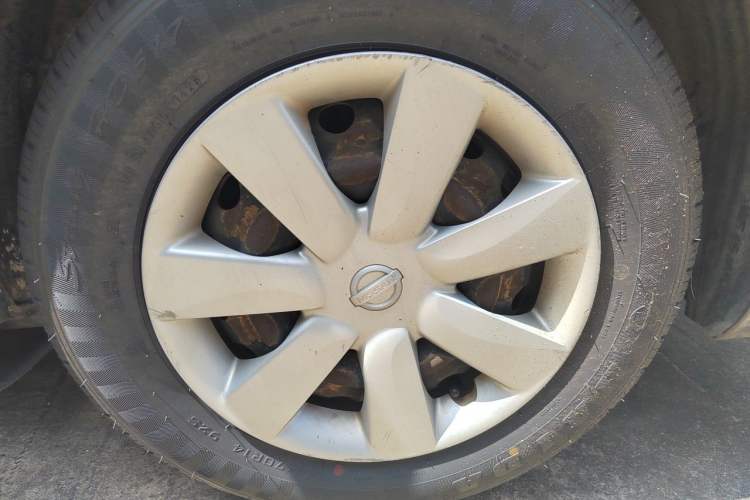 Used Nissan Sunny 2014 1.5XE Manual Comfort Edition Right Front Wheel Hub