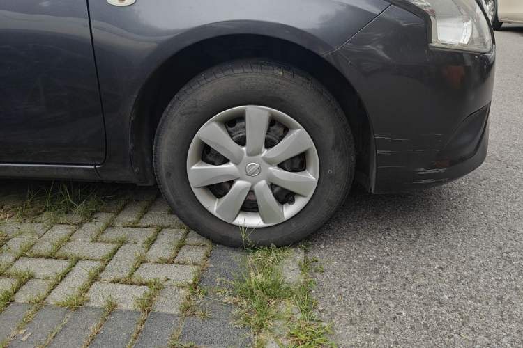 Used Nissan Sunny 2014 1.5XE CVT Elite Edition Right Front Wheel Hub