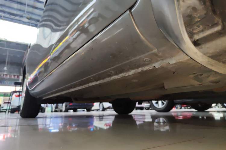 Used Nissan Sunny 2014 1.5XE CVT Elite Edition Right Side Sill