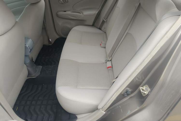 Used Nissan Sunny 2014 1.5XE Manual Comfort Edition Interior 4