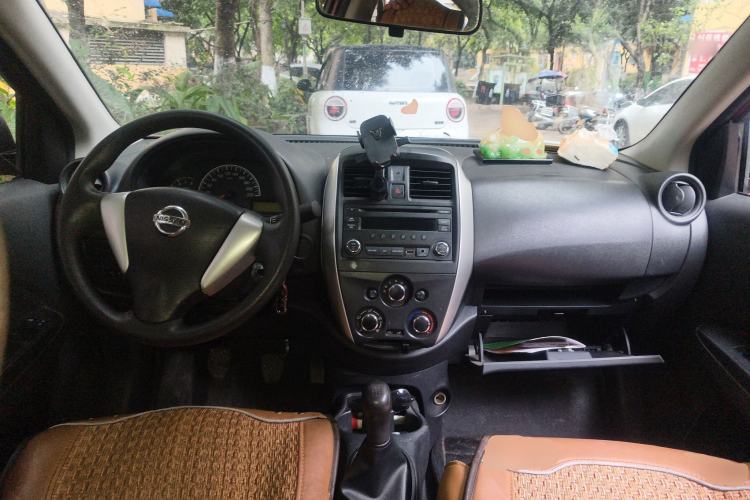 Used Nissan Sunny 2014 1.5XE Manual Elite Edition Center Console
