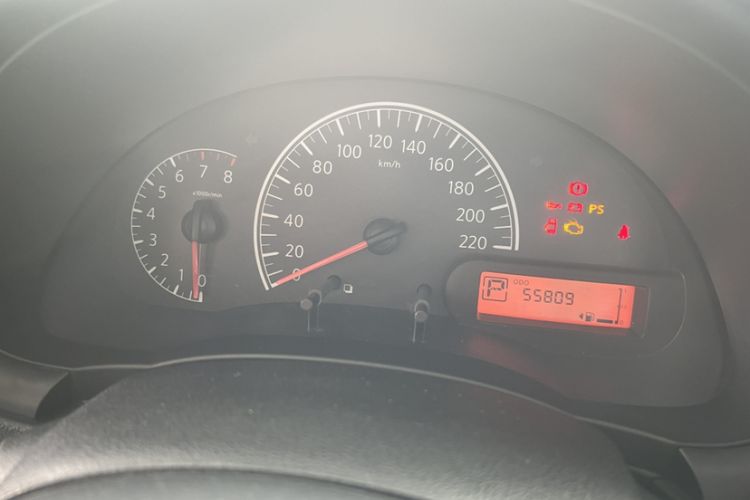 Used Nissan Sunny 2014 1.5XE CVT Elite Edition Odometer Close Up