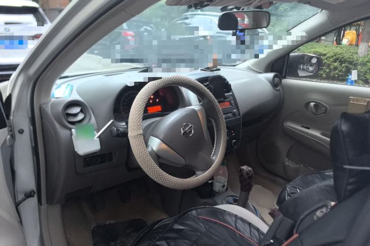 Used Nissan Sunny 2014 1.5XE Manual Elite Edition Center Console