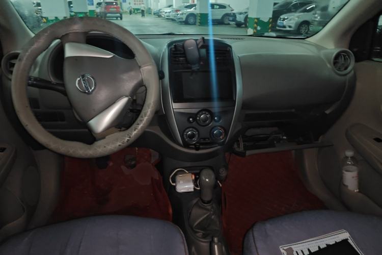 Used Nissan Sunny 2014 1.5XE Manual Comfort Edition Center Console