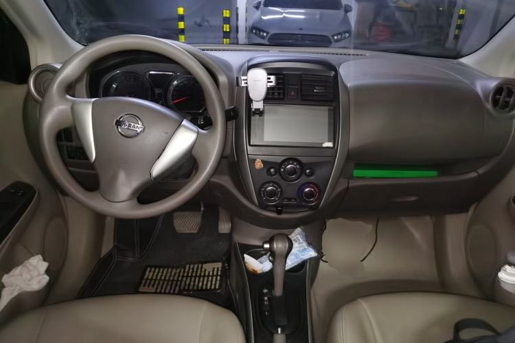Used Nissan Sunny 2014 1.5XL CVT Luxury Edition Center Console