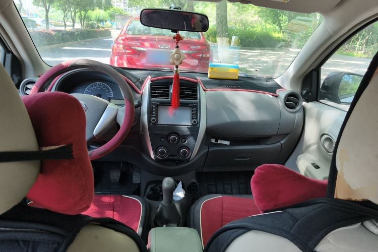 Used Nissan Sunny 2014 1.5XE Manual Comfort Edition Center Console