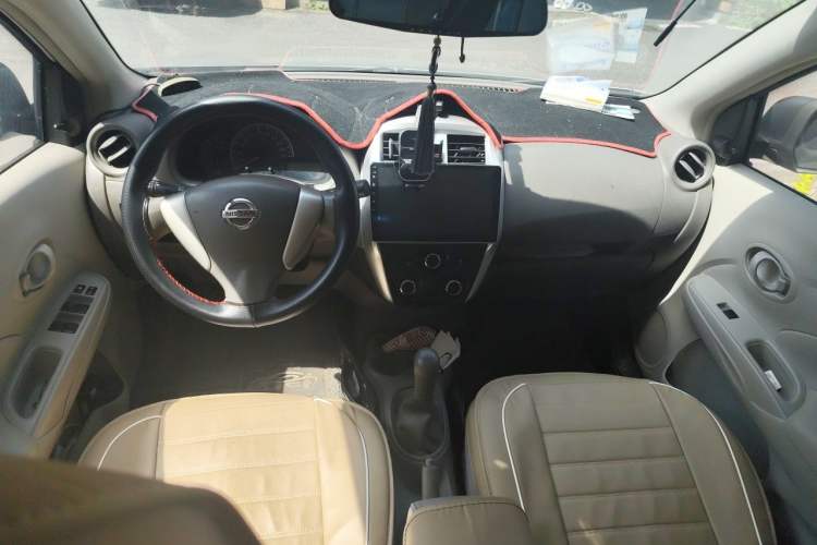 Used Nissan Sunny 2014 1.5XE Manual Comfort Edition Center Console