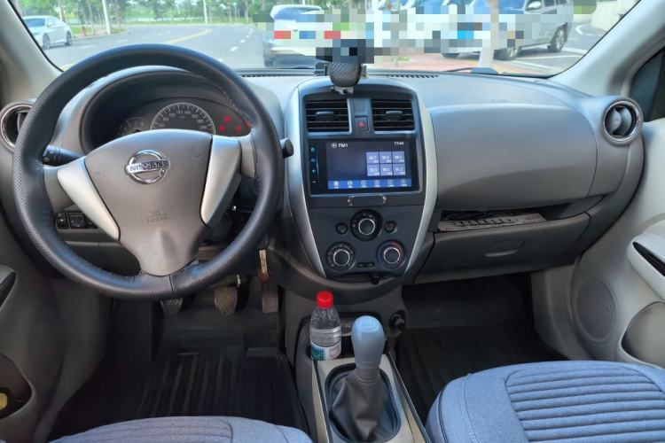 Used Nissan Sunny 2014 1.5XE Manual Elite Edition Center Console