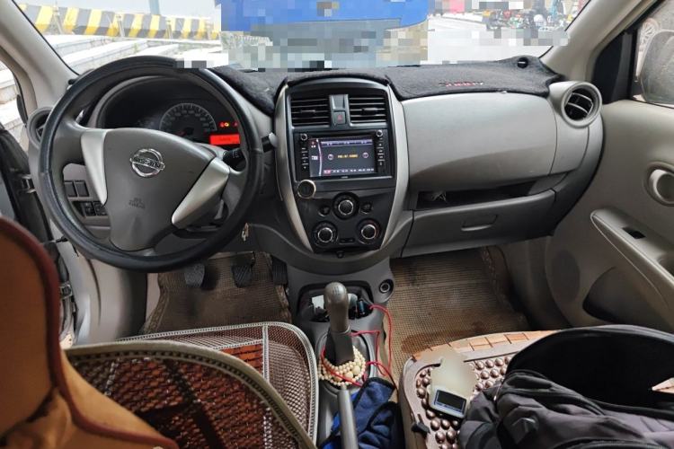 Used Nissan Sunny 2014 1.5XE Manual Elite Edition Center Console