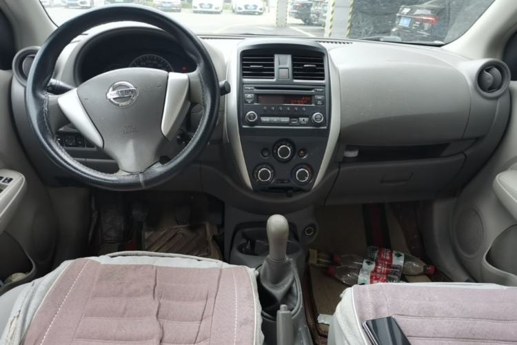 Used Nissan Sunny 2014 1.5XE Manual Elite Edition Center Console